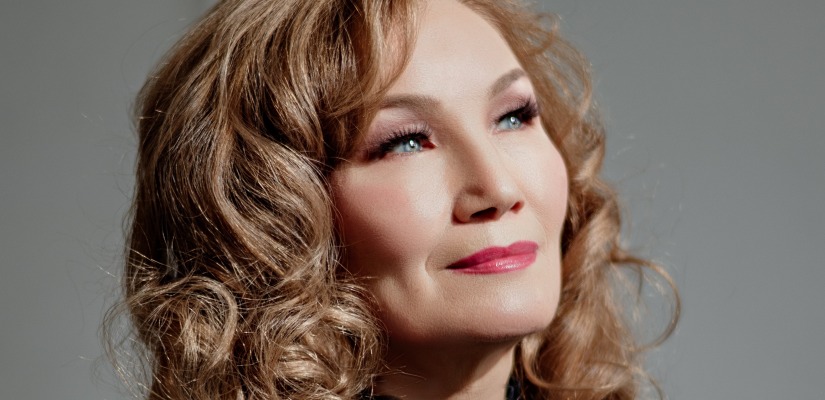 На сцене филармонии – заслуженная артистка России Зинаида Аршанова