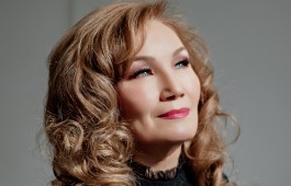 На сцене филармонии – заслуженная артистка России Зинаида Аршанова