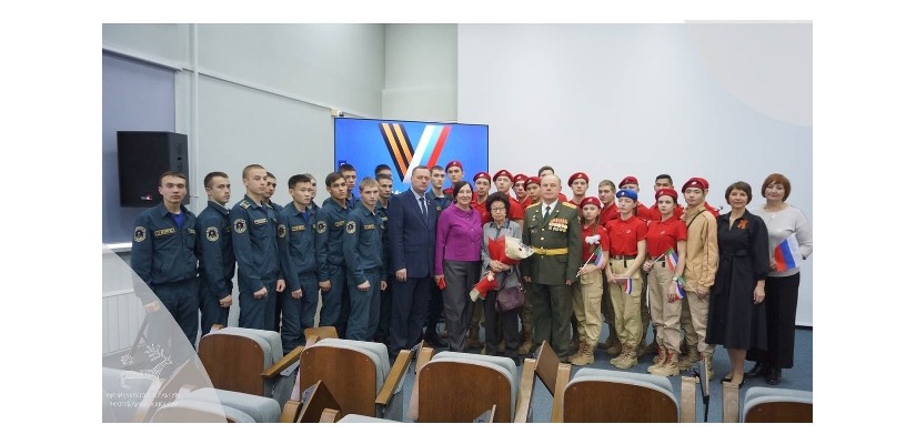 В преддверии Дня героев Отечества в главной библиотеке Хакасии состоялась патриотическая акция «Слава героям России!»