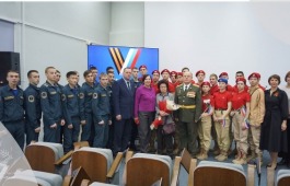 В преддверии Дня героев Отечества в главной библиотеке Хакасии состоялась патриотическая акция «Слава героям России!»