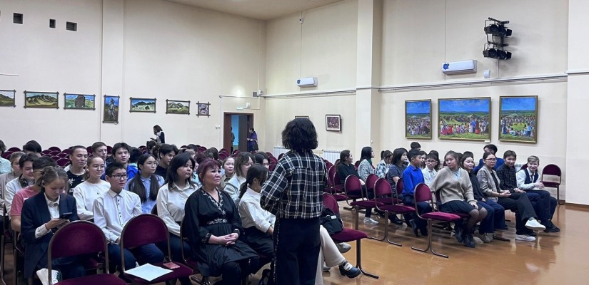 Школьники национальной гимназии познакомились с хакасским героическим эпосом и попробовали себя в роли юных актеров