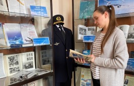 Почувствуйте магию полёта, взяв книгу с выставки «Авиация высокого неба» в главной библиотеке Хакасии