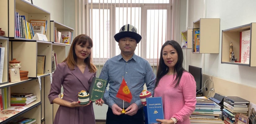 Национальная библиотека имени Н.Г. Доможакова получила книжный дар от киргизской диаспоры