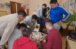 Мастер-класс по тувинским настольным играм в главной библиотеке Хакасии