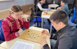 В главной библиотеке Хакасии состоялся открытый турнир по тувинской национальной игре 