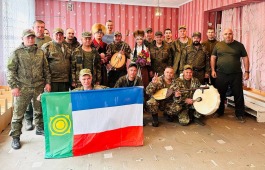 Артисты из ансамбля «Жарки» выступили на Донбассе для бойцов из Хакасии