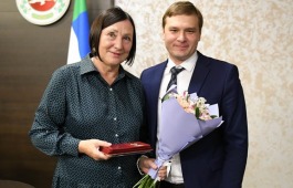 Глава Хакасии наградил министра культуры медалью 