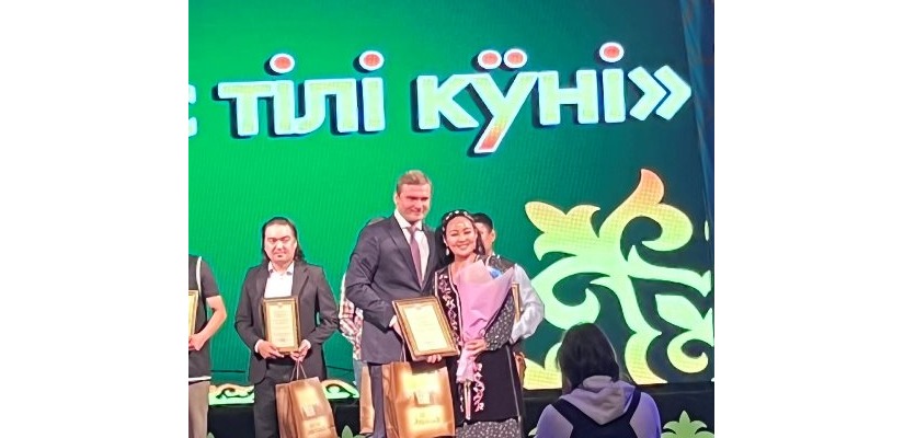 Педагога Хакасской детской школы искусств  поздравил Глава Республики Хакасия