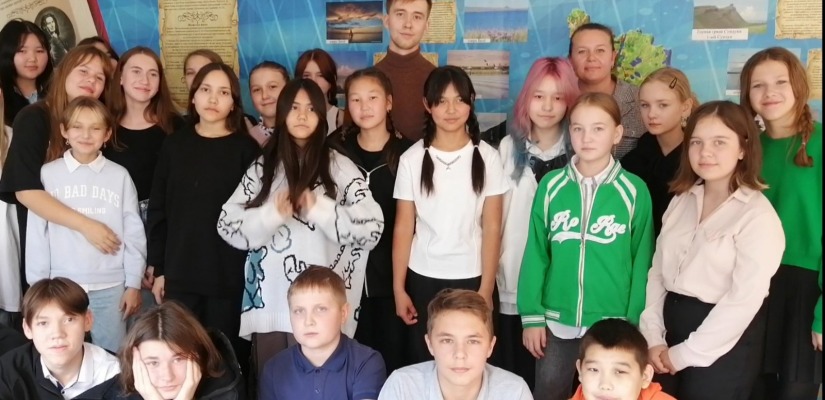 Абаканские школьники почитали вместе с успешным студентом
