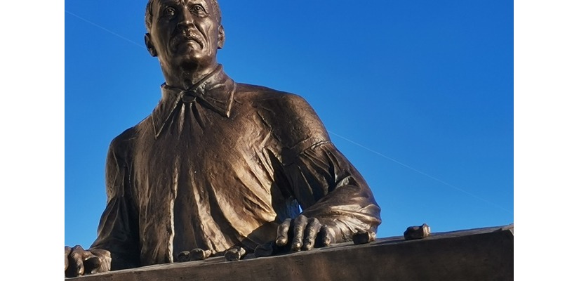 В поселке Шира состоялось открытие памятника легендарному хайджи Семену Кадышеву