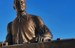 В поселке Шира состоялось открытие памятника легендарному хайджи Семену Кадышеву