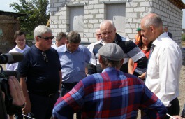 В пострадавшей от пожаров деревне Кирба побывал полномочный представитель Президента России