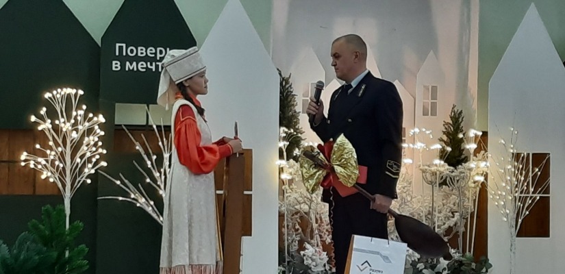 Ученица республиканской национальной  детской школы искусств получила подарок от деда мороза