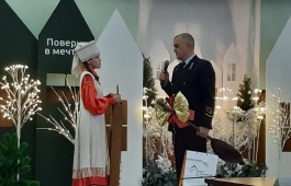 Ученица республиканской национальной детской школы искусств получила подарок от деда мороза