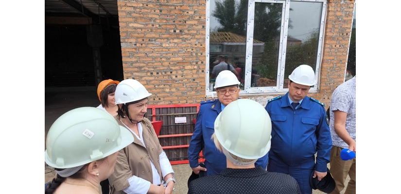 Министр культуры Хакасии приняла участие в выездной встрече в п. Расцвет, где продолжается реконструкция ДК