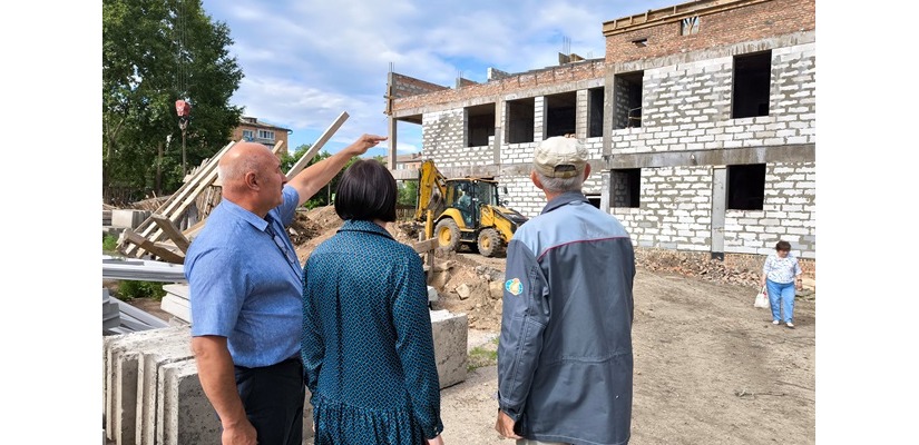 Светлана Окольникова посетила стройплощадку Центра культурного развития в Сорске