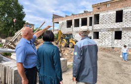 Светлана Окольникова посетила стройплощадку Центра культурного развития в Сорске