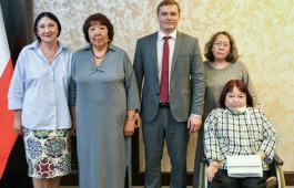 Валентин Коновалов наградил лауреатов литературных премий главы Хакасии