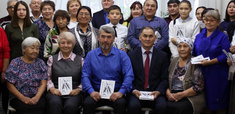 В Доме литераторов Хакасии презентована книга А. Курбижековой «Тоолай Арыг»
