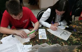 Участники патриотического форума создавали письма и символы мира для участников СВО