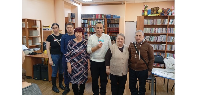 В республиканской библиотеке для слепых прошел Турнир по домино среди людей с нарушениями зрения