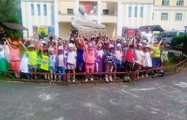 В сквере Центра имени Кадышева прошла познавательно-игровая программа для детей «Мы за мир и дружбу»