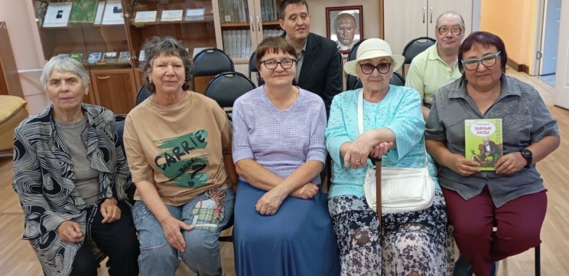 Кружок громкого чтения в Хакасской библиотеке для слепых