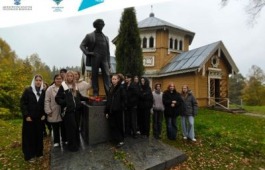 Группа участников проекта Творческая мастерская «Образы Хакасии в традициях русской живописи» посетила Академическую дачу имени И.Е. Репина