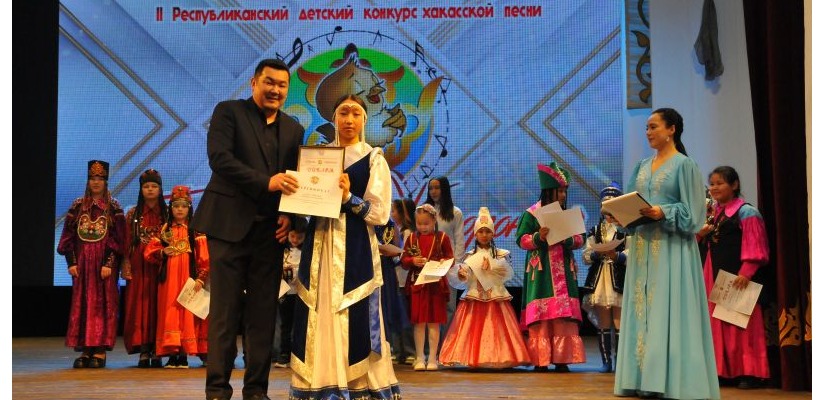 Гран-при 2-го детского конкурса хакасской песни «Жаворонок» награждена солистка студии «Час ханат» София Кускашева