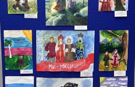 В Хакасской республиканской национальной детской школе искусств открылась выставка «Всё начинается с семьи»