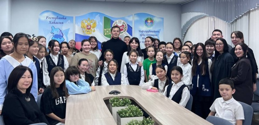 В Хакасской республиканской национальной детской школе искусств прошла творческая встреча с художником из Республики Алтай