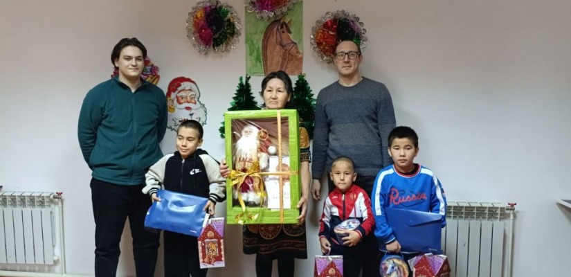 Сотрудники Хакасского национального краеведческого музея имени Л. Р. Кызласова поздравили детей в селе Верхняя Тёя с новогодними праздниками