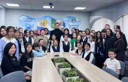 В Хакасской республиканской национальной детской школе искусств прошла творческая встреча с художником из Республики Алтай