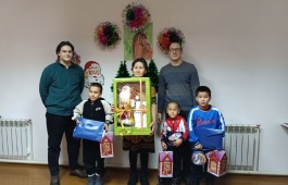 Сотрудники Хакасского национального краеведческого музея имени Л. Р. Кызласова поздравили детей в селе Верхняя Тёя с новогодними праздниками