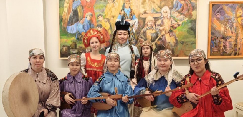 ​Ансамбль «Артыс» выступил на открытии выставки Георгия Сагалакова