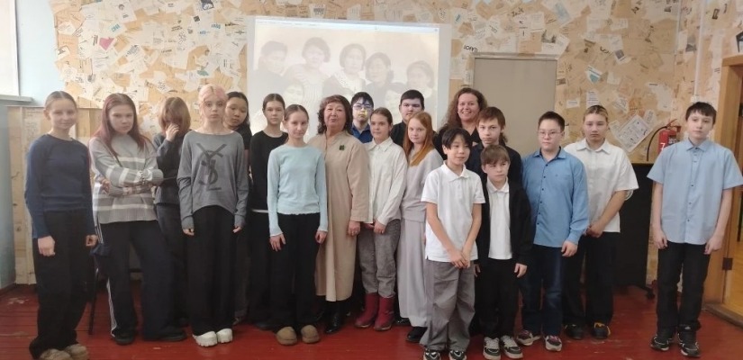 В Хакасской республиканской детской библиотеке состоялась встреча с легендой хакасского искусства