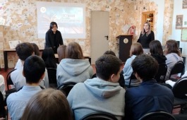 От графического романа до сцены: в детской библиотеке состоялась встреча с художником