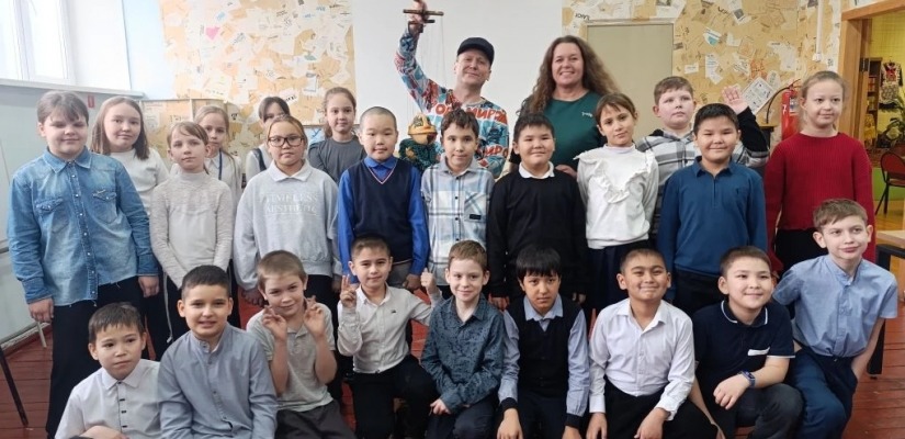 Читатели Хакасской республиканской детской библиотеки открыли для себя волшебный мир театра кукол