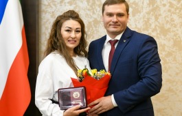 Актрисе театра Топанова Алисе Толмачевой присвоено почетное звание «Заслуженный артист Республики Хакасия»