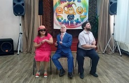 Улыбки без границ: в Клубе инвалидов по зрению прошёл юбилейный фестиваль юмора «Море смеха»