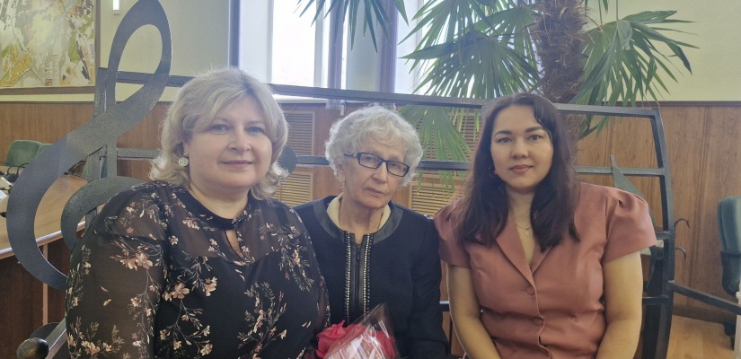 Подарок к юбилею столицы: Национальный архив Хакасии принял участие в презентации новой книги Лидии Белоусовой