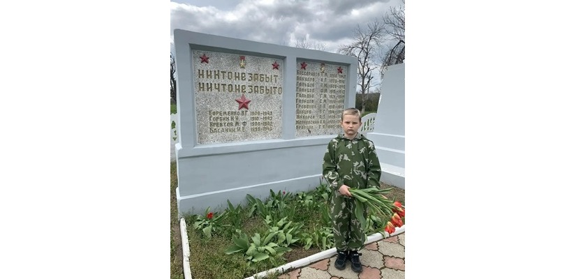 Юный житель села Провалье в ЛНР присоединился к межрегиональной акции «Память в кадре»