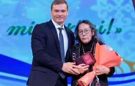 Валентин Коновалов вручил Наталье Ахпашевой знак почётного звания «Народный писатель Республики Хакасия»