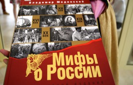 В главной библиотеке Хакасии теперь есть книга «от автора» – Министра культуры России Владимира Мединского 
