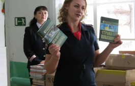 Транспортные полицейские и общественники пополнили библиотечный фонд сельской школы