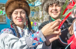 Ансамбль «Айланыс» представляет жителям республики обряд встречи хакасского Нового года – Чыл пазы