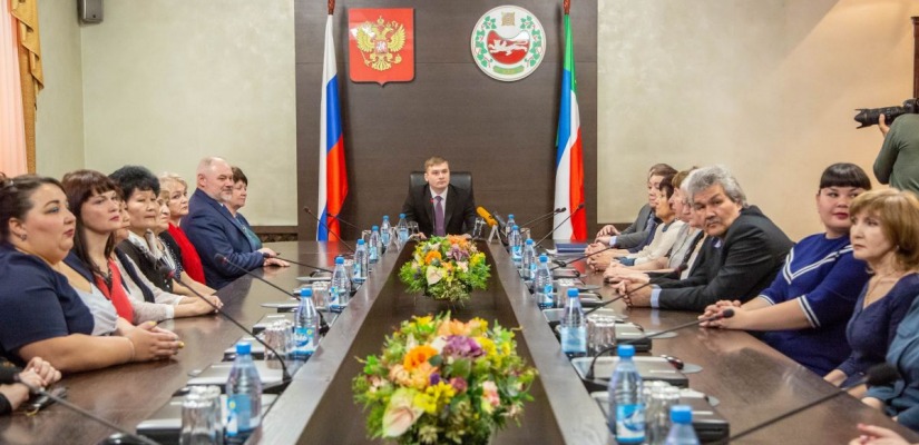 Глава Хакасии поздравил работников культуры республики