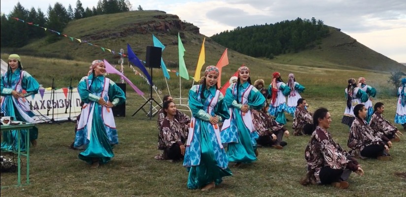 Жители Орджоникидзевского района услышали хакасский героический эпос в исполнении артистов республиканской филармонии