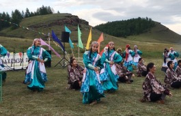 Жители Орджоникидзевского района услышали хакасский героический эпос в исполнении артистов республиканской филармонии