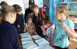 Учреждения культуры Хакасии в рамках республиканской акции «Дорога в школу» поздравили школьников подшефного села Когунек Орджоникидзевского района